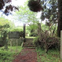 本丸付近にある城ノ原官軍墓地