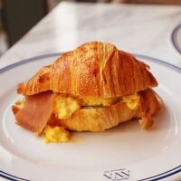 朝食時のクロワッサンが美味