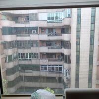 窓のカーテンを開けない方が良い