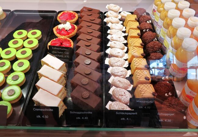 ベルン駅前にある菓子店