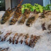 長いストリートに広がるナイトマーケット