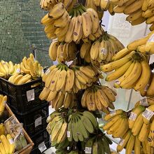 スーパーにはバナナがたくさん