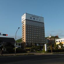 左に播州赤穂駅、右にこのホテル