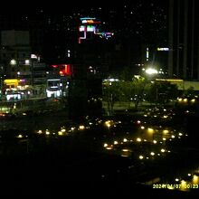 駅傍東横INN客室からの駅前広場の夜景の様子