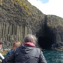 ボートから見たフィンガルの洞窟