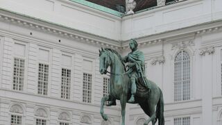 プリンツオイゲン公などの躍動感あふれる武人の像と比べると、やはり少し大人しい雰囲気の騎馬像でした。