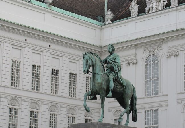 プリンツオイゲン公などの躍動感あふれる武人の像と比べると、やはり少し大人しい雰囲気の騎馬像でした。