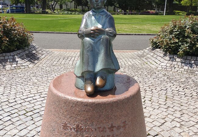 赤い靴はいてた女の子像 (山下公園)