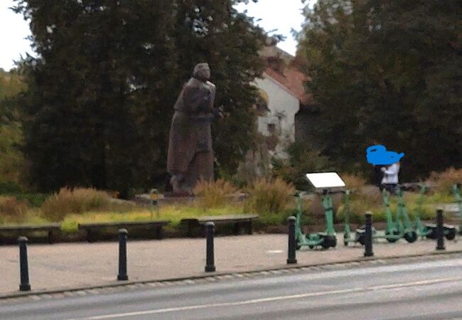 アダム ミツキェヴィチの像