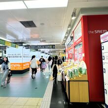 改札外にある西面駅のコインロッカー