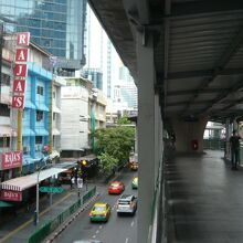 ナナ駅の改札を出ると、目の前に高架歩道が直結しています。