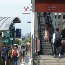 モーチット駅の入口の階段です。これを登るとＢＴＳの駅です。