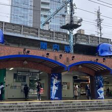 海側は観光スポット、反対側は飲食、宿泊スポットと便利な駅