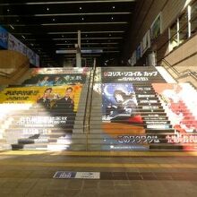 ２階 南口への階段へのCM