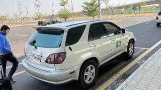 新空港から市内まで35ドル、１時間