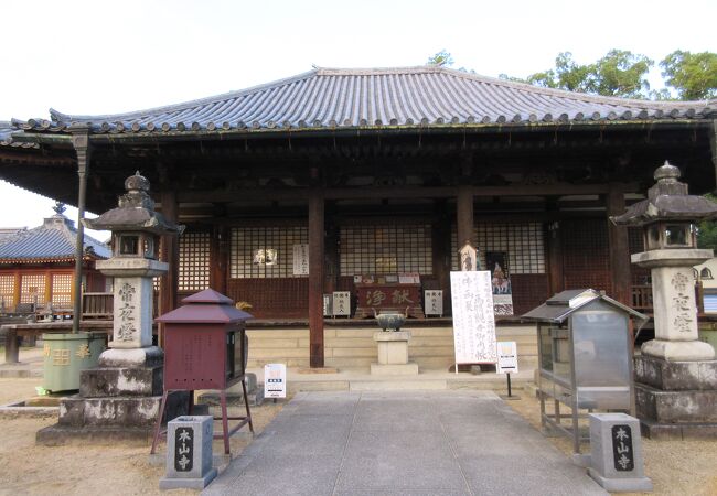 見かけは新しく見えますが1300年（正安2年）の建立で、本瓦葺きの立派な本堂は国宝指定です