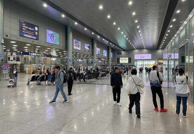 江陵、春川、中央線方面のターミナル駅