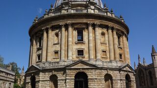 円形ドームが特徴的なボドリーアン図書館に付属する分館