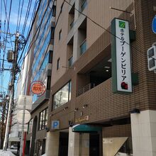 狸小路から出たらすぐ左（出る前の左角で1Fがカフェ）