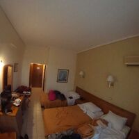 壁は薄い 話し声は良く聞こえる