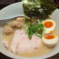 Diner who can enjoy thick chicken broth white soup ramen, the quantity is small for the price and may seem overpriced