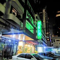 ちょっと路地に入り緑の看板