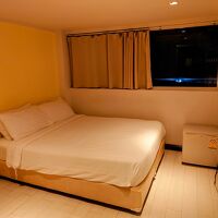 程よい広さに大きなベッド