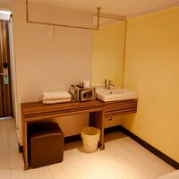 ベッドの近くに洗面台