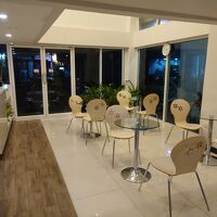 ロビーには席がいっぱい