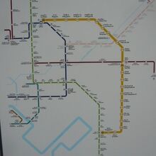 イエローラインの南の始発駅は、サムローン駅です。ＢＴＳと連接
