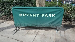 ビル合間にある公園