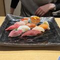 敷居は高いが、カウンターでなければそこまで高いお寿司屋さんではないです。