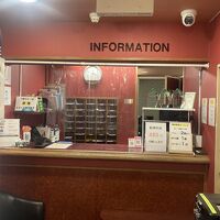 絶望感漂う…受付カウンター