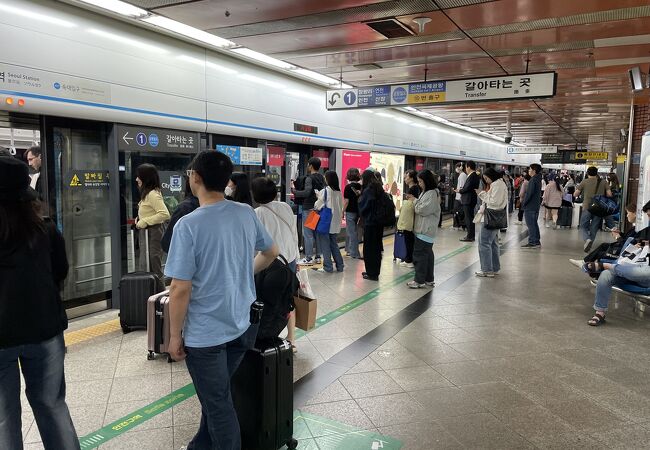 空港列車のりばはかなり深い