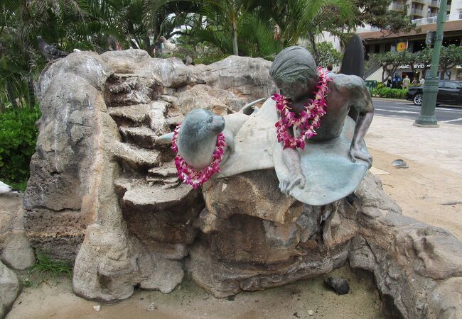 HAWAII ポスター　ハワイアンコアウッド 額装あり　アザラシ モンクシールと波に乗る少年の像 クチコミ・アクセス・営業時間