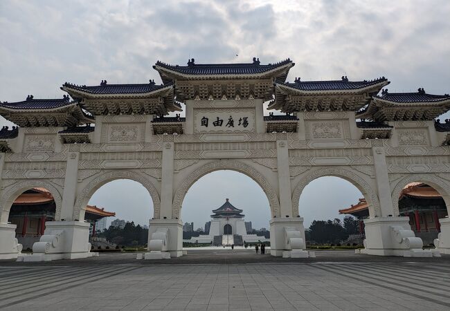 國立中正紀念堂の入口にある大きな門