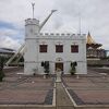 川沿いにある四角い建物