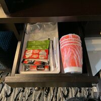 紙コップ以外にガラスのグラスも用意されていました。