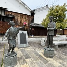 道路を隔てて、ヴォーリズと少女の像がありました。
