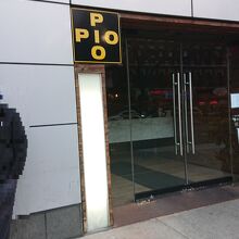 扉を開けたら正面にカウンター。入店人数を告げたら席へとご案内