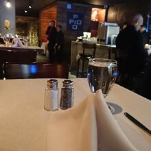 案内されたのはバーカウンター背面の所に何席かある2掛けの席。