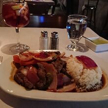 今晩のディナーはロモ・サルタード。結構ボリュームがある。