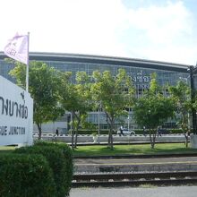 国鉄バーンスー駅の標識と奥に見えるバーンスーグランド駅です。
