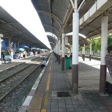 国鉄バーンスー駅のプラットホーム等は、殆ど変わっていません。