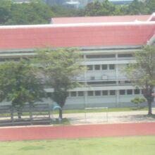 タイ王立海軍兵学校の建物です。白い建物と赤い屋根、緑の芝生