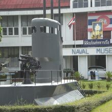 海軍博物館の本館前に潜水艦の艦橋部分が置かれています。