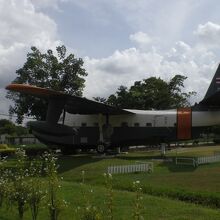 海軍博物館の前庭の一角には、航空機の実物が置かれています。