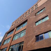 プールから見上げた外観