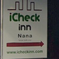 スタジオナナ・アイチェックインの標識です。名前が変わります。