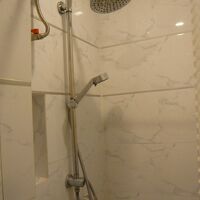 暑いバンコクの街の中、歩き廻るのでシャワーは、大事です。